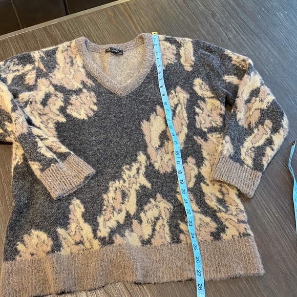 DG2 ladies fuzzy warm sweater in size large. V-neck in grey, pink and beige. - Picture 9 of 9